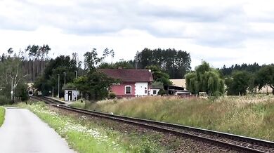 Řidič dodávky vjel na přejezd přímo před vlak