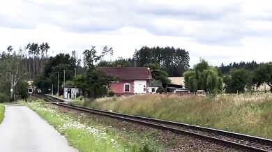 Řidič dodávky vjel na přejezd přímo před vlak