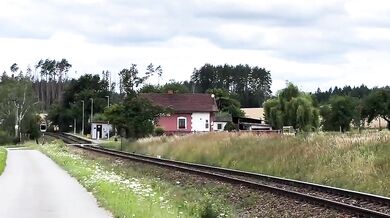Řidič dodávky vjel na přejezd přímo před vlak