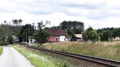 Řidič dodávky vjel na přejezd přímo před vlak