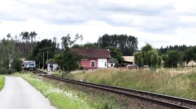 Řidič dodávky vjel na přejezd přímo před vlak