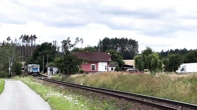 Řidič dodávky vjel na přejezd přímo před vlak