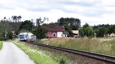 Řidič dodávky vjel na přejezd přímo před vlak