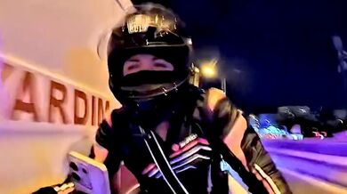 Střet motorkářky se sanitkou