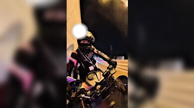 Střet motorkářky se sanitkou
