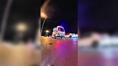 Střet motorkářky se sanitkou