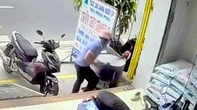 Muž rozřezával prázdný sud od chemikálií a způsobil explozi