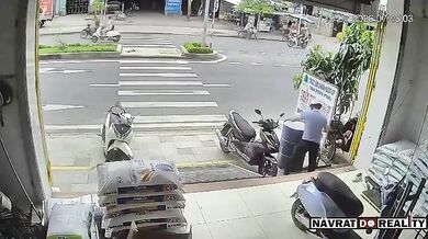 Muž rozřezával prázdný sud od chemikálií a způsobil explozi
