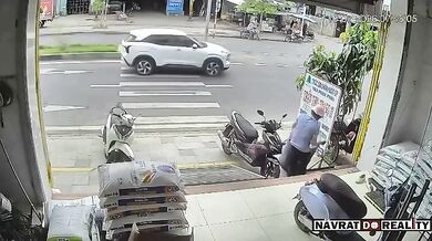Muž rozřezával prázdný sud od chemikálií a způsobil explozi