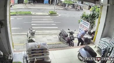 Muž rozřezával prázdný sud od chemikálií a způsobil explozi