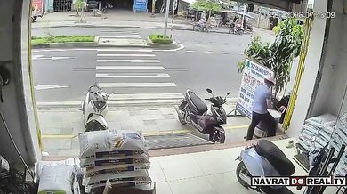 Muž rozřezával prázdný sud od chemikálií a způsobil explozi