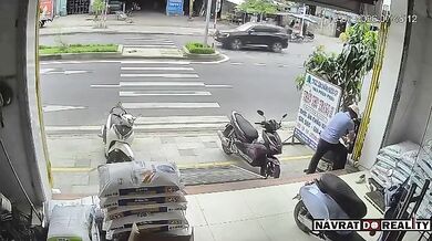 Muž rozřezával prázdný sud od chemikálií a způsobil explozi