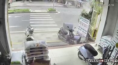 Muž rozřezával prázdný sud od chemikálií a způsobil explozi