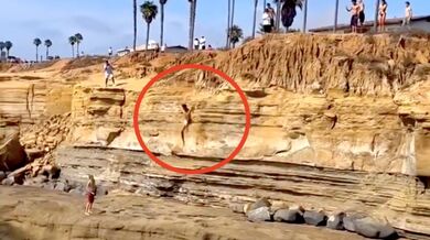 Sedmnáctiletý mladík skočil ze skály Sunset Cliffs a skončil v nemocnici