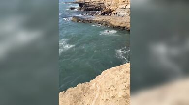 Sedmnáctiletý mladík skočil ze skály Sunset Cliffs a skončil v nemocnici