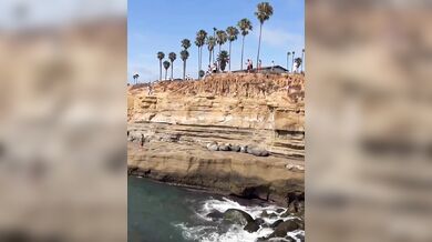 Sedmnáctiletý mladík skočil ze skály Sunset Cliffs a skončil v nemocnici