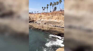 Sedmnáctiletý mladík skočil ze skály Sunset Cliffs a skončil v nemocnici