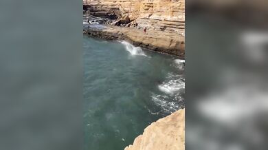 Sedmnáctiletý mladík skočil ze skály Sunset Cliffs a skončil v nemocnici