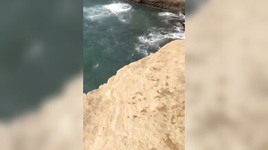 Sedmnáctiletý mladík skočil ze skály Sunset Cliffs a skončil v nemocnici