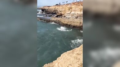 Sedmnáctiletý mladík skočil ze skály Sunset Cliffs a skončil v nemocnici