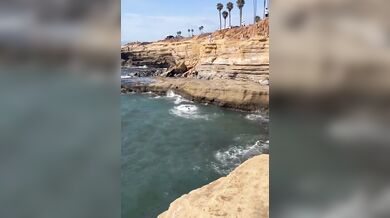 Sedmnáctiletý mladík skočil ze skály Sunset Cliffs a skončil v nemocnici
