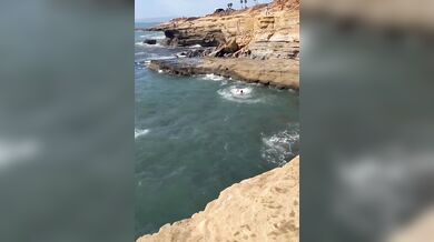 Sedmnáctiletý mladík skočil ze skály Sunset Cliffs a skončil v nemocnici