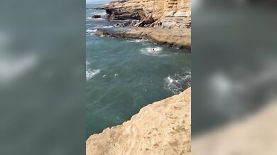 Sedmnáctiletý mladík skočil ze skály Sunset Cliffs a skončil v nemocnici