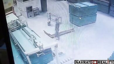Tragédie v indické továrně: Dělník zemřel po úderu dřevem do hlavy, vedení čelí obvinění kvůli chybějícím pomůckám