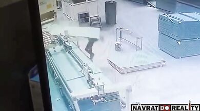 Tragédie v indické továrně: Dělník zemřel po úderu dřevem do hlavy, vedení čelí obvinění kvůli chybějícím pomůckám