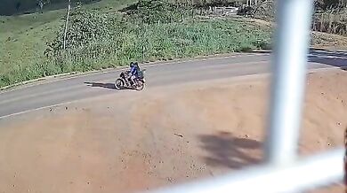 Tragická nehoda v Brazílii: Dva lidé na motorce zemřeli po srážce s autem na dálnici BR-222