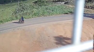 Tragická nehoda v Brazílii: Dva lidé na motorce zemřeli po srážce s autem na dálnici BR-222