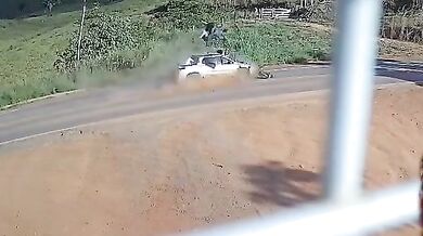 Tragická nehoda v Brazílii: Dva lidé na motorce zemřeli po srážce s autem na dálnici BR-222