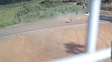 Tragická nehoda v Brazílii: Dva lidé na motorce zemřeli po srážce s autem na dálnici BR-222