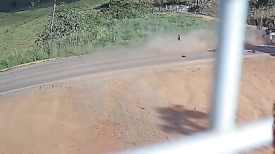 Tragická nehoda v Brazílii: Dva lidé na motorce zemřeli po srážce s autem na dálnici BR-222