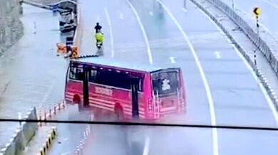 Tragická nehoda autobusu v Indii: Jeden člověk zemřel a dvacet lidí se zranilo