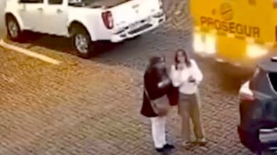 Pancéřované auto srazilo dvě ženy na parkovišti u obchodu