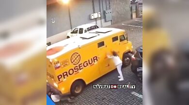 Pancéřované auto srazilo dvě ženy na parkovišti u obchodu