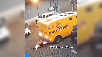 Pancéřované auto srazilo dvě ženy na parkovišti u obchodu