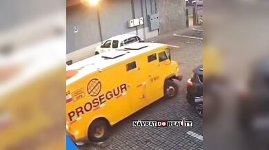 Pancéřované auto srazilo dvě ženy na parkovišti u obchodu