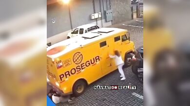 Pancéřované auto srazilo dvě ženy na parkovišti u obchodu