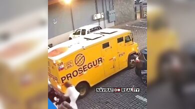 Pancéřované auto srazilo dvě ženy na parkovišti u obchodu