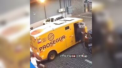 Pancéřované auto srazilo dvě ženy na parkovišti u obchodu