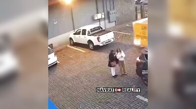 Pancéřované auto srazilo dvě ženy na parkovišti u obchodu