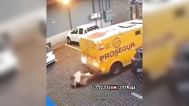 Pancéřované auto srazilo dvě ženy na parkovišti u obchodu