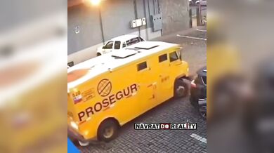 Pancéřované auto srazilo dvě ženy na parkovišti u obchodu