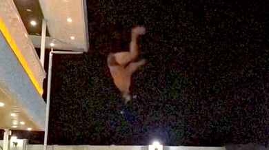 Nepovedený backflip skok do bazénu