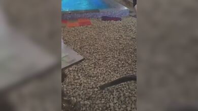 Nepovedený backflip skok do bazénu