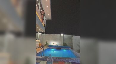 Nepovedený backflip skok do bazénu