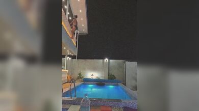 Nepovedený backflip skok do bazénu
