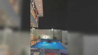 Nepovedený backflip skok do bazénu